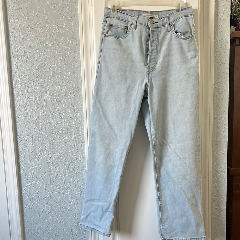 Light Blue Women’s Levi Jeans Straight Ankle. Size 28